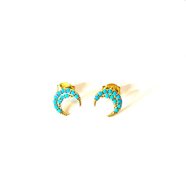 Pendientes de forma de luna de plata de ley con baño de oro y circonitas turquesas. Son divinos para combinar con tu look diario.
